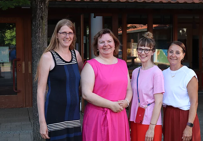  Förderverein der Grundschule Grabenstätt bleibt unter bewährter Führung  Waltraud Hübner wird als 1. Vorsitzende einstimmig wiedergewählt – 2016 gegründeter Förderverein hat 2024 wieder viele Aktionen und Veranstaltungen finanziell unterstützt   Grabenstätt. Waltraud Hübner bleibt für zwei weitere Jahre 1. Vorsitzende des Fördervereins der Grundschule Grabenstätt. Dies entschieden die anwesenden Mitglieder in der Jahreshauptversammlung in der Schulaula. Hübner steht dem Verein bereits seit dessen Gründung Anfang 2016 vor. Neue 2. Vorsitzende ist die bisherige Kassenprüferin Karin Drexler. Sie folgt auf Bianca Leonhardt. Das Amt des Schatzmeisters übernimmt Nadine Langemak von Michaela Sattler-Fuchs. Corinna Kühne ist nun Schriftführerin. Sie beerbt Natalie Nitzinger. Zu neuen Kassenprüfern wählte man Daniela Ohla und Maria Schützinger. Bisher hatte Tanja Stäudle die Kasse mit Karin Drexler geprüft. Alle Wahlgänge gingen einstimmig per Akklamation über die Bühne. In seiner Funktion als Wahlleiter gratulierte Bürgermeister Gerhard Wirnshofer der neuen Vorstandschaft zur Wahl und dankte zugleich allen ausgeschiedenen Vorstandsmitgliedern für ihr Engagement und ihren Einsatz für die Kinder. Auch 1. Vorsitzende Hübner und Schulleiterin Antje Abels bedankten sich herzlich bei den ausgeschiedenen Vorstandsmitgliedern, die in der schwierigen Corona-Zeit erstmals in ihre Ämter gewählt worden waren. Als Geschenke gab es Sonnenblumen und einen gesunden heimischen Honig. Auch wenn die Gemeinde Sachaufwandsträger für die Grundschule sei, könne sie nicht alles stemmen und sei deswegen sehr froh, dass es den Förderverein gebe, der immer wieder Aktionen und Veranstaltungen der Schulfamilie finanziell unterstütze und sich in vielfältiger Weise einbringe, so Wirnshofer. Das Zusammenspiel zwischen Schule, Förderverein, Elternbeirat und Gemeinde klappe sehr gut.   Vor den turnusmäßigen Neuwahlen hatte die 1. Vorsitzende Hübner die wichtigsten Ereignisse und Aktivitäten des vergangenen Jahres Revue passieren lassen. Eingangs erwähnte sie den beliebten Skikurs auf der Winklmoosalm und der Steinplatte, für den man die Buskosten bezuschusst hatte. „Es ist immer eine große logistische Aufgabe, die der Elternbeirat hier jedes Jahr übernimmt, doch die Freude und Begeisterung der Kinder sind es in jedem Fall wert, den Skikurs durchzuführen“, betonte Hübner. Zum Schulfasching steuerte man wieder die Faschingskrapfen bei. Dank des Fördervereins konnten die Schulkinder auch einem Glasbläser bei seiner Handwerkskunst über die Schultern schauen. Eine gern genommene Abwechslung zum Schulalltag war auch die vom Verein bezuschusste pädagogisch wertvolle Autorenlesung mit Maria Kluge. Komplett finanziert hat der Förderverein den unvergesslichen Ausflug der gesamten Schule ins Bergwerk nach Berchtesgaden. Ein weiterer Höhepunkt 2024 sei laut Hübner das bairische Schulfest gewesen, das die Schüler vor den Augen ihrer Familien mit Aufführungen und Einlagen bereichert hatten. Beim Sportfest übernahm der Förderverein die Stärkung der Schulkinder mit Melonen. Hübner erinnerte auch noch an die Verabschiedung der beliebten Rektorin Kerstin Münch, die die Schule vor knapp einem Jahr in Richtung Ägypten verlassen hatte. Man freue sich sehr, dass man mit Antja Abels eine so kompetente Nachfolgerin bekommen habe und werde diese und ihr Kollegium als Förderverein unterstützen, „wo immer wir können“, so Hübner. Herzlich bedankte sie sich bei den Elternbeiräten der Schule und des Kindergartens für die alljährliche Durchführung des Martinszugs, der von hiesigen Firmen immer großzügig unterstützt werde. Abschließend bedankte sich Hübner bei allen 165 Mitgliedern und Spendern, dank derer man immer einen festen Betrag habe, den man zum Wohle der Schüler verplanen könne. Die erfolgreiche Zusammenarbeit mit der Schulleitung und dem Elternbeirat um Vorsitzende Heide Wimmer werde man fortsetzen, so Hübner. mmü  Foto (mmü): Die neu gewählte Vorstandschaft des Fördervereins der Grundschule Grabenstätt mit der wiedergewählten 1. Vorsitzenden Waltraud Hübner (Zweite von links), der neuen 2. Vorsitzenden Karin Drexler (Zweite von rechts), der neuen Kassierin Nadine Langemak (links) und der neuen Schriftführerin Corinna Kühne. Nicht auf dem Foto sind die neuen Kassenprüfer Daniela Ohla und Maria Schützinger. Die Amtszeit beträgt zwei Jahre.  