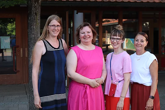  Förderverein der Grundschule Grabenstätt bleibt unter bewährter Führung  Waltraud Hübner wird als 1. Vorsitzende einstimmig wiedergewählt – 2016 gegründeter Förderverein hat 2024 wieder viele Aktionen und Veranstaltungen finanziell unterstützt   Grabenstätt. Waltraud Hübner bleibt für zwei weitere Jahre 1. Vorsitzende des Fördervereins der Grundschule Grabenstätt. Dies entschieden die anwesenden Mitglieder in der Jahreshauptversammlung in der Schulaula. Hübner steht dem Verein bereits seit dessen Gründung Anfang 2016 vor. Neue 2. Vorsitzende ist die bisherige Kassenprüferin Karin Drexler. Sie folgt auf Bianca Leonhardt. Das Amt des Schatzmeisters übernimmt Nadine Langemak von Michaela Sattler-Fuchs. Corinna Kühne ist nun Schriftführerin. Sie beerbt Natalie Nitzinger. Zu neuen Kassenprüfern wählte man Daniela Ohla und Maria Schützinger. Bisher hatte Tanja Stäudle die Kasse mit Karin Drexler geprüft. Alle Wahlgänge gingen einstimmig per Akklamation über die Bühne. In seiner Funktion als Wahlleiter gratulierte Bürgermeister Gerhard Wirnshofer der neuen Vorstandschaft zur Wahl und dankte zugleich allen ausgeschiedenen Vorstandsmitgliedern für ihr Engagement und ihren Einsatz für die Kinder. Auch 1. Vorsitzende Hübner und Schulleiterin Antje Abels bedankten sich herzlich bei den ausgeschiedenen Vorstandsmitgliedern, die in der schwierigen Corona-Zeit erstmals in ihre Ämter gewählt worden waren. Als Geschenke gab es Sonnenblumen und einen gesunden heimischen Honig. Auch wenn die Gemeinde Sachaufwandsträger für die Grundschule sei, könne sie nicht alles stemmen und sei deswegen sehr froh, dass es den Förderverein gebe, der immer wieder Aktionen und Veranstaltungen der Schulfamilie finanziell unterstütze und sich in vielfältiger Weise einbringe, so Wirnshofer. Das Zusammenspiel zwischen Schule, Förderverein, Elternbeirat und Gemeinde klappe sehr gut.   Vor den turnusmäßigen Neuwahlen hatte die 1. Vorsitzende Hübner die wichtigsten Ereignisse und Aktivitäten des vergangenen Jahres Revue passieren lassen. Eingangs erwähnte sie den beliebten Skikurs auf der Winklmoosalm und der Steinplatte, für den man die Buskosten bezuschusst hatte. „Es ist immer eine große logistische Aufgabe, die der Elternbeirat hier jedes Jahr übernimmt, doch die Freude und Begeisterung der Kinder sind es in jedem Fall wert, den Skikurs durchzuführen“, betonte Hübner. Zum Schulfasching steuerte man wieder die Faschingskrapfen bei. Dank des Fördervereins konnten die Schulkinder auch einem Glasbläser bei seiner Handwerkskunst über die Schultern schauen. Eine gern genommene Abwechslung zum Schulalltag war auch die vom Verein bezuschusste pädagogisch wertvolle Autorenlesung mit Maria Kluge. Komplett finanziert hat der Förderverein den unvergesslichen Ausflug der gesamten Schule ins Bergwerk nach Berchtesgaden. Ein weiterer Höhepunkt 2024 sei laut Hübner das bairische Schulfest gewesen, das die Schüler vor den Augen ihrer Familien mit Aufführungen und Einlagen bereichert hatten. Beim Sportfest übernahm der Förderverein die Stärkung der Schulkinder mit Melonen. Hübner erinnerte auch noch an die Verabschiedung der beliebten Rektorin Kerstin Münch, die die Schule vor knapp einem Jahr in Richtung Ägypten verlassen hatte. Man freue sich sehr, dass man mit Antja Abels eine so kompetente Nachfolgerin bekommen habe und werde diese und ihr Kollegium als Förderverein unterstützen, „wo immer wir können“, so Hübner. Herzlich bedankte sie sich bei den Elternbeiräten der Schule und des Kindergartens für die alljährliche Durchführung des Martinszugs, der von hiesigen Firmen immer großzügig unterstützt werde. Abschließend bedankte sich Hübner bei allen 165 Mitgliedern und Spendern, dank derer man immer einen festen Betrag habe, den man zum Wohle der Schüler verplanen könne. Die erfolgreiche Zusammenarbeit mit der Schulleitung und dem Elternbeirat um Vorsitzende Heide Wimmer werde man fortsetzen, so Hübner. mmü  Foto (mmü): Die neu gewählte Vorstandschaft des Fördervereins der Grundschule Grabenstätt mit der wiedergewählten 1. Vorsitzenden Waltraud Hübner (Zweite von links), der neuen 2. Vorsitzenden Karin Drexler (Zweite von rechts), der neuen Kassierin Nadine Langemak (links) und der neuen Schriftführerin Corinna Kühne. Nicht auf dem Foto sind die neuen Kassenprüfer Daniela Ohla und Maria Schützinger. Die Amtszeit beträgt zwei Jahre.  