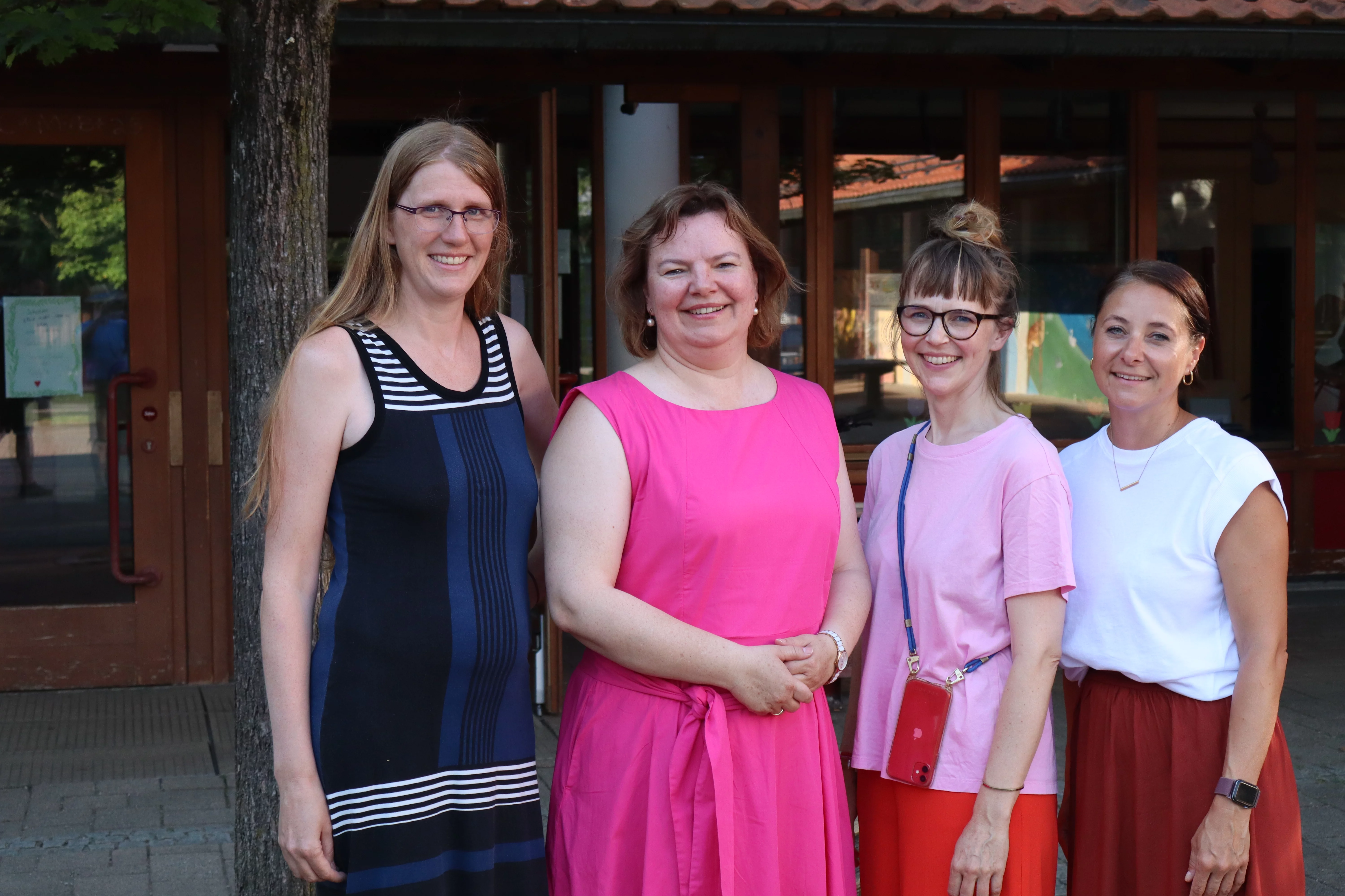  Förderverein der Grundschule Grabenstätt bleibt unter bewährter Führung  Waltraud Hübner wird als 1. Vorsitzende einstimmig wiedergewählt – 2016 gegründeter Förderverein hat 2024 wieder viele Aktionen und Veranstaltungen finanziell unterstützt   Grabenstätt. Waltraud Hübner bleibt für zwei weitere Jahre 1. Vorsitzende des Fördervereins der Grundschule Grabenstätt. Dies entschieden die anwesenden Mitglieder in der Jahreshauptversammlung in der Schulaula. Hübner steht dem Verein bereits seit dessen Gründung Anfang 2016 vor. Neue 2. Vorsitzende ist die bisherige Kassenprüferin Karin Drexler. Sie folgt auf Bianca Leonhardt. Das Amt des Schatzmeisters übernimmt Nadine Langemak von Michaela Sattler-Fuchs. Corinna Kühne ist nun Schriftführerin. Sie beerbt Natalie Nitzinger. Zu neuen Kassenprüfern wählte man Daniela Ohla und Maria Schützinger. Bisher hatte Tanja Stäudle die Kasse mit Karin Drexler geprüft. Alle Wahlgänge gingen einstimmig per Akklamation über die Bühne. In seiner Funktion als Wahlleiter gratulierte Bürgermeister Gerhard Wirnshofer der neuen Vorstandschaft zur Wahl und dankte zugleich allen ausgeschiedenen Vorstandsmitgliedern für ihr Engagement und ihren Einsatz für die Kinder. Auch 1. Vorsitzende Hübner und Schulleiterin Antje Abels bedankten sich herzlich bei den ausgeschiedenen Vorstandsmitgliedern, die in der schwierigen Corona-Zeit erstmals in ihre Ämter gewählt worden waren. Als Geschenke gab es Sonnenblumen und einen gesunden heimischen Honig. Auch wenn die Gemeinde Sachaufwandsträger für die Grundschule sei, könne sie nicht alles stemmen und sei deswegen sehr froh, dass es den Förderverein gebe, der immer wieder Aktionen und Veranstaltungen der Schulfamilie finanziell unterstütze und sich in vielfältiger Weise einbringe, so Wirnshofer. Das Zusammenspiel zwischen Schule, Förderverein, Elternbeirat und Gemeinde klappe sehr gut.   Vor den turnusmäßigen Neuwahlen hatte die 1. Vorsitzende Hübner die wichtigsten Ereignisse und Aktivitäten des vergangenen Jahres Revue passieren lassen. Eingangs erwähnte sie den beliebten Skikurs auf der Winklmoosalm und der Steinplatte, für den man die Buskosten bezuschusst hatte. „Es ist immer eine große logistische Aufgabe, die der Elternbeirat hier jedes Jahr übernimmt, doch die Freude und Begeisterung der Kinder sind es in jedem Fall wert, den Skikurs durchzuführen“, betonte Hübner. Zum Schulfasching steuerte man wieder die Faschingskrapfen bei. Dank des Fördervereins konnten die Schulkinder auch einem Glasbläser bei seiner Handwerkskunst über die Schultern schauen. Eine gern genommene Abwechslung zum Schulalltag war auch die vom Verein bezuschusste pädagogisch wertvolle Autorenlesung mit Maria Kluge. Komplett finanziert hat der Förderverein den unvergesslichen Ausflug der gesamten Schule ins Bergwerk nach Berchtesgaden. Ein weiterer Höhepunkt 2024 sei laut Hübner das bairische Schulfest gewesen, das die Schüler vor den Augen ihrer Familien mit Aufführungen und Einlagen bereichert hatten. Beim Sportfest übernahm der Förderverein die Stärkung der Schulkinder mit Melonen. Hübner erinnerte auch noch an die Verabschiedung der beliebten Rektorin Kerstin Münch, die die Schule vor knapp einem Jahr in Richtung Ägypten verlassen hatte. Man freue sich sehr, dass man mit Antja Abels eine so kompetente Nachfolgerin bekommen habe und werde diese und ihr Kollegium als Förderverein unterstützen, „wo immer wir können“, so Hübner. Herzlich bedankte sie sich bei den Elternbeiräten der Schule und des Kindergartens für die alljährliche Durchführung des Martinszugs, der von hiesigen Firmen immer großzügig unterstützt werde. Abschließend bedankte sich Hübner bei allen 165 Mitgliedern und Spendern, dank derer man immer einen festen Betrag habe, den man zum Wohle der Schüler verplanen könne. Die erfolgreiche Zusammenarbeit mit der Schulleitung und dem Elternbeirat um Vorsitzende Heide Wimmer werde man fortsetzen, so Hübner. mmü  Foto (mmü): Die neu gewählte Vorstandschaft des Fördervereins der Grundschule Grabenstätt mit der wiedergewählten 1. Vorsitzenden Waltraud Hübner (Zweite von links), der neuen 2. Vorsitzenden Karin Drexler (Zweite von rechts), der neuen Kassierin Nadine Langemak (links) und der neuen Schriftführerin Corinna Kühne. Nicht auf dem Foto sind die neuen Kassenprüfer Daniela Ohla und Maria Schützinger. Die Amtszeit beträgt zwei Jahre.  