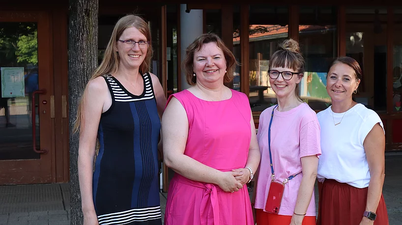  Förderverein der Grundschule Grabenstätt bleibt unter bewährter Führung  Waltraud Hübner wird als 1. Vorsitzende einstimmig wiedergewählt – 2016 gegründeter Förderverein hat 2024 wieder viele Aktionen und Veranstaltungen finanziell unterstützt   Grabenstätt. Waltraud Hübner bleibt für zwei weitere Jahre 1. Vorsitzende des Fördervereins der Grundschule Grabenstätt. Dies entschieden die anwesenden Mitglieder in der Jahreshauptversammlung in der Schulaula. Hübner steht dem Verein bereits seit dessen Gründung Anfang 2016 vor. Neue 2. Vorsitzende ist die bisherige Kassenprüferin Karin Drexler. Sie folgt auf Bianca Leonhardt. Das Amt des Schatzmeisters übernimmt Nadine Langemak von Michaela Sattler-Fuchs. Corinna Kühne ist nun Schriftführerin. Sie beerbt Natalie Nitzinger. Zu neuen Kassenprüfern wählte man Daniela Ohla und Maria Schützinger. Bisher hatte Tanja Stäudle die Kasse mit Karin Drexler geprüft. Alle Wahlgänge gingen einstimmig per Akklamation über die Bühne. In seiner Funktion als Wahlleiter gratulierte Bürgermeister Gerhard Wirnshofer der neuen Vorstandschaft zur Wahl und dankte zugleich allen ausgeschiedenen Vorstandsmitgliedern für ihr Engagement und ihren Einsatz für die Kinder. Auch 1. Vorsitzende Hübner und Schulleiterin Antje Abels bedankten sich herzlich bei den ausgeschiedenen Vorstandsmitgliedern, die in der schwierigen Corona-Zeit erstmals in ihre Ämter gewählt worden waren. Als Geschenke gab es Sonnenblumen und einen gesunden heimischen Honig. Auch wenn die Gemeinde Sachaufwandsträger für die Grundschule sei, könne sie nicht alles stemmen und sei deswegen sehr froh, dass es den Förderverein gebe, der immer wieder Aktionen und Veranstaltungen der Schulfamilie finanziell unterstütze und sich in vielfältiger Weise einbringe, so Wirnshofer. Das Zusammenspiel zwischen Schule, Förderverein, Elternbeirat und Gemeinde klappe sehr gut.   Vor den turnusmäßigen Neuwahlen hatte die 1. Vorsitzende Hübner die wichtigsten Ereignisse und Aktivitäten des vergangenen Jahres Revue passieren lassen. Eingangs erwähnte sie den beliebten Skikurs auf der Winklmoosalm und der Steinplatte, für den man die Buskosten bezuschusst hatte. „Es ist immer eine große logistische Aufgabe, die der Elternbeirat hier jedes Jahr übernimmt, doch die Freude und Begeisterung der Kinder sind es in jedem Fall wert, den Skikurs durchzuführen“, betonte Hübner. Zum Schulfasching steuerte man wieder die Faschingskrapfen bei. Dank des Fördervereins konnten die Schulkinder auch einem Glasbläser bei seiner Handwerkskunst über die Schultern schauen. Eine gern genommene Abwechslung zum Schulalltag war auch die vom Verein bezuschusste pädagogisch wertvolle Autorenlesung mit Maria Kluge. Komplett finanziert hat der Förderverein den unvergesslichen Ausflug der gesamten Schule ins Bergwerk nach Berchtesgaden. Ein weiterer Höhepunkt 2024 sei laut Hübner das bairische Schulfest gewesen, das die Schüler vor den Augen ihrer Familien mit Aufführungen und Einlagen bereichert hatten. Beim Sportfest übernahm der Förderverein die Stärkung der Schulkinder mit Melonen. Hübner erinnerte auch noch an die Verabschiedung der beliebten Rektorin Kerstin Münch, die die Schule vor knapp einem Jahr in Richtung Ägypten verlassen hatte. Man freue sich sehr, dass man mit Antja Abels eine so kompetente Nachfolgerin bekommen habe und werde diese und ihr Kollegium als Förderverein unterstützen, „wo immer wir können“, so Hübner. Herzlich bedankte sie sich bei den Elternbeiräten der Schule und des Kindergartens für die alljährliche Durchführung des Martinszugs, der von hiesigen Firmen immer großzügig unterstützt werde. Abschließend bedankte sich Hübner bei allen 165 Mitgliedern und Spendern, dank derer man immer einen festen Betrag habe, den man zum Wohle der Schüler verplanen könne. Die erfolgreiche Zusammenarbeit mit der Schulleitung und dem Elternbeirat um Vorsitzende Heide Wimmer werde man fortsetzen, so Hübner. mmü  Foto (mmü): Die neu gewählte Vorstandschaft des Fördervereins der Grundschule Grabenstätt mit der wiedergewählten 1. Vorsitzenden Waltraud Hübner (Zweite von links), der neuen 2. Vorsitzenden Karin Drexler (Zweite von rechts), der neuen Kassierin Nadine Langemak (links) und der neuen Schriftführerin Corinna Kühne. Nicht auf dem Foto sind die neuen Kassenprüfer Daniela Ohla und Maria Schützinger. Die Amtszeit beträgt zwei Jahre.  